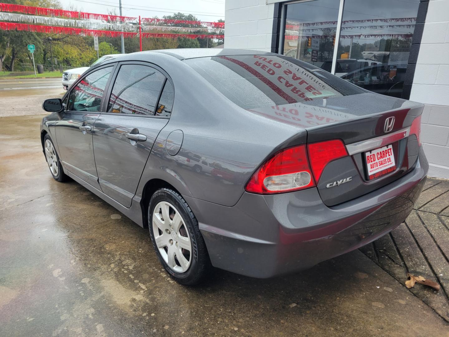 2010 GRAY Honda Civic LX Sedan 5-Speed AT (2HGFA1F55AH) with an 1.8L L4 SOHC 16V engine, 5-Speed Automatic transmission, located at 503 West Court, Seguin, TX, 78155, (830) 379-3373, 29.568621, -97.969803 - Photo#3